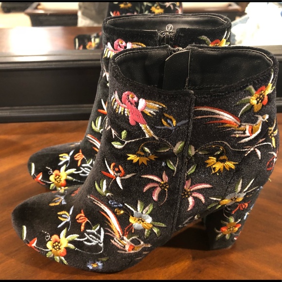 Embroidered boots - Picture 2 of 5